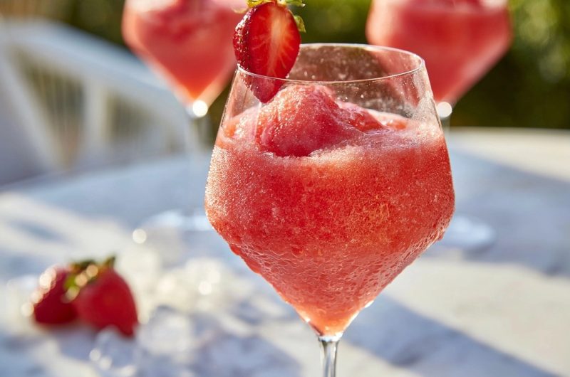 Frosé (rosé glacé) aux fraises